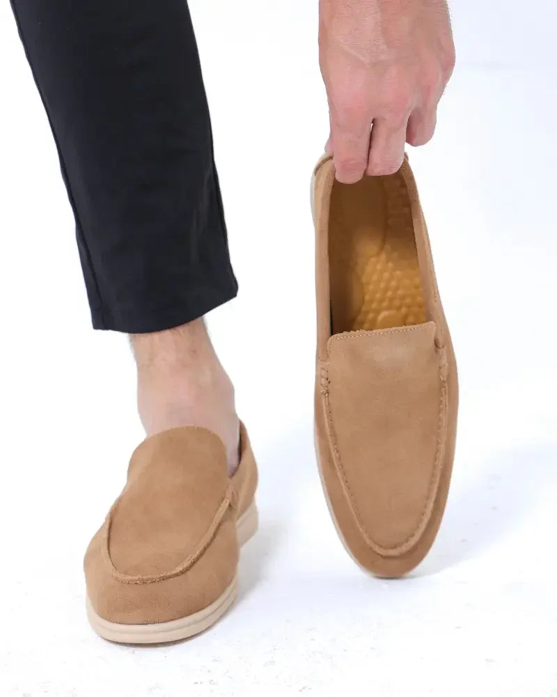 Chaussures mocassins en daim Old Money Premium pour hommes, élégantes et confortables, visibles en couleur marron foncé.