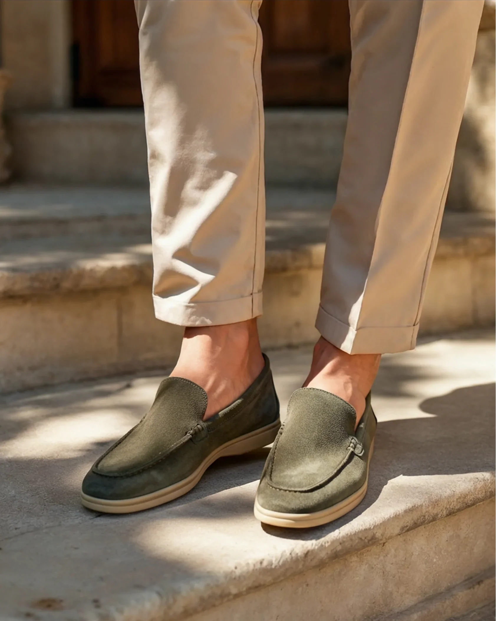 Mocassins en daim Old Money Premium pour homme, style driver, en cuir doux, avec semelle en caoutchouc, vue de face.