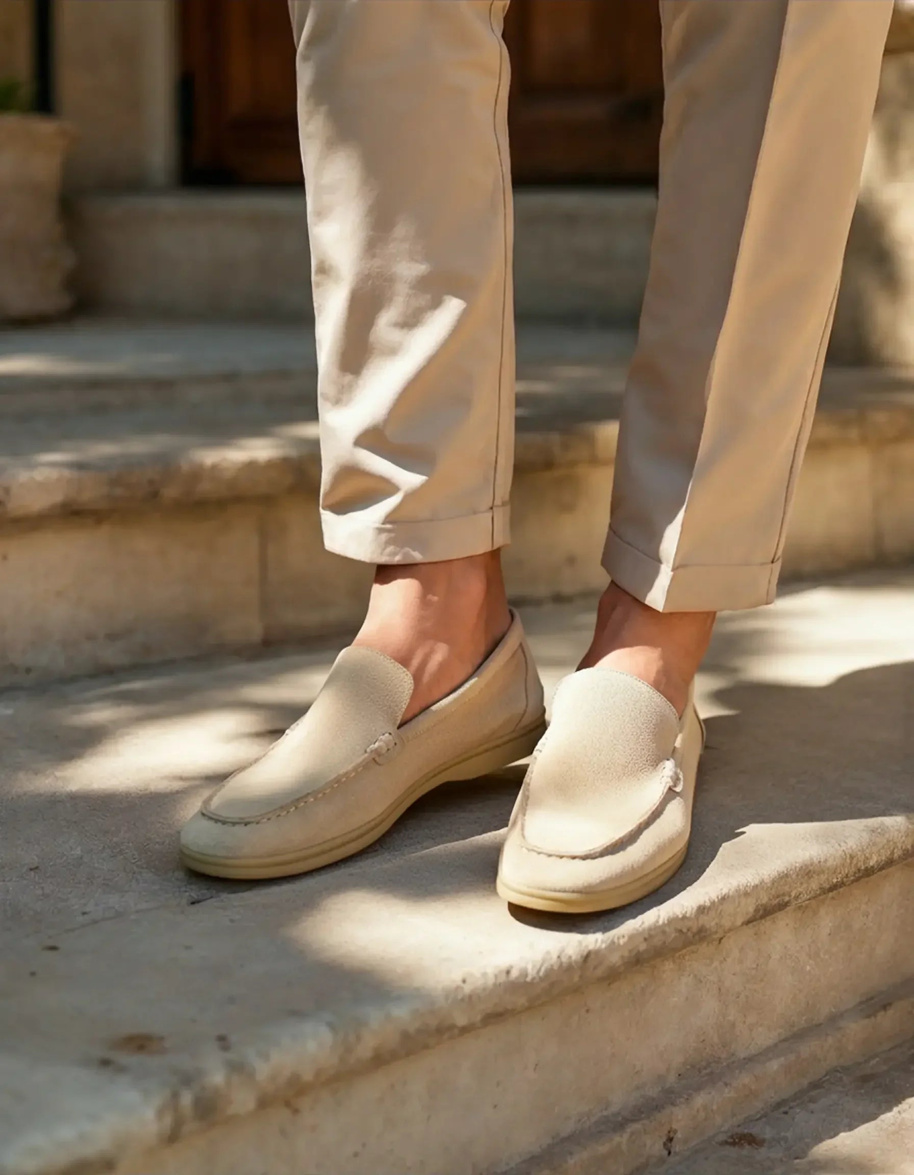 Mocassins en daim Old Money Premium, style driver, avec semelle en caoutchouc, vue de côté sur fond blanc.