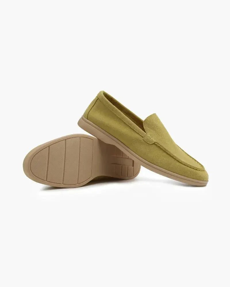 Chaussures mocassins en daim Old Money Premium en brun, vue de côté, mettant en valeur leur design élégant et confort.