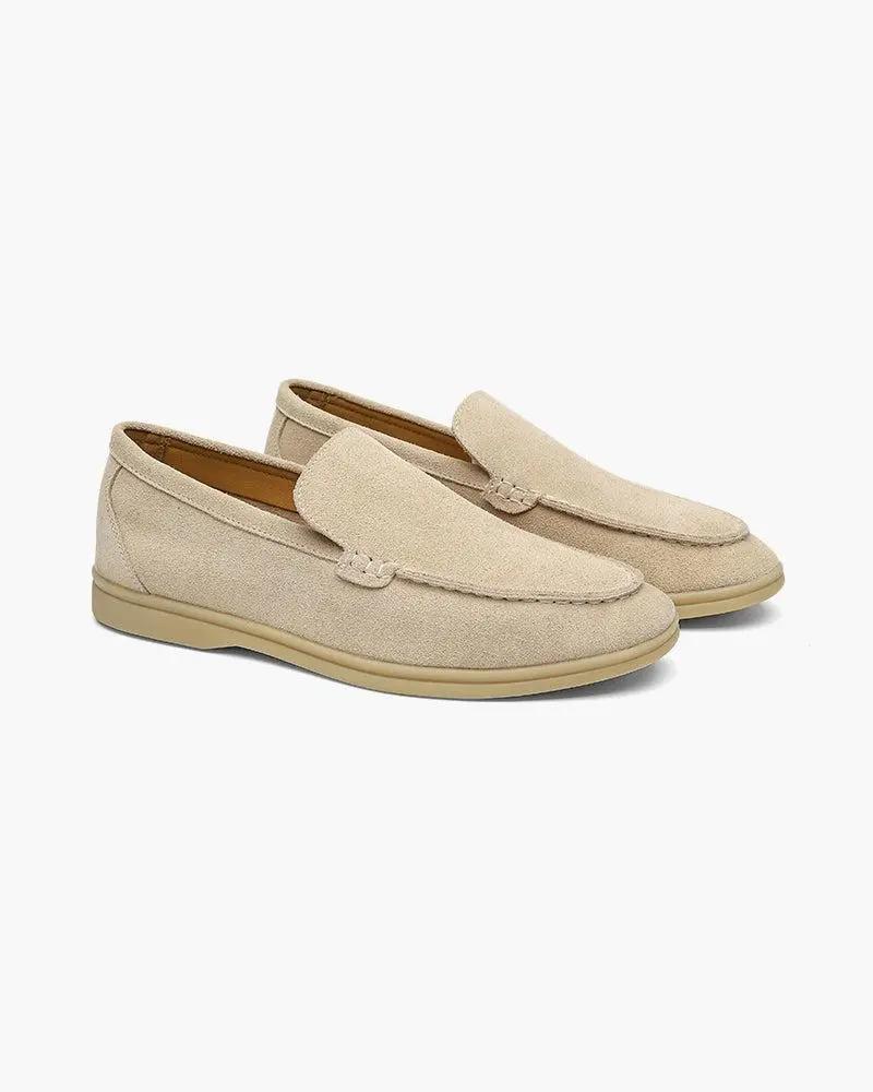 Mocassins en daim Old Money Premium pour homme, couleur beige, avec semelle en caoutchouc, vues de face sur fond blanc.