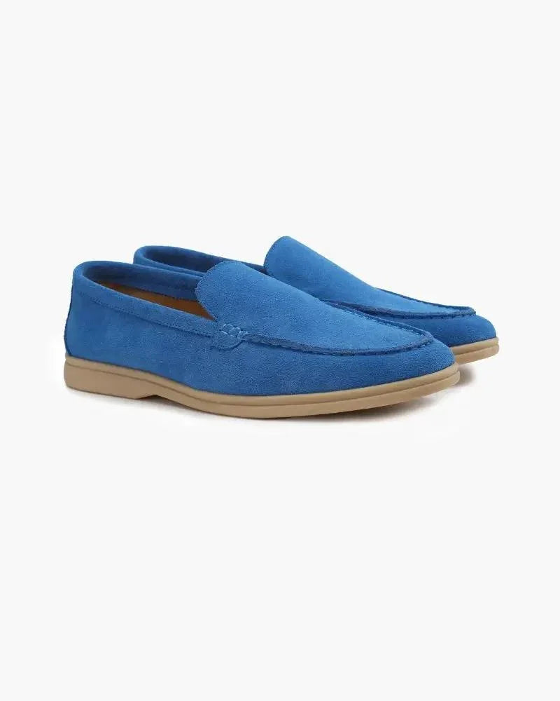 Chaussures mocassins en daim Old Money Premium, élégants loafers pour homme, couleur marron foncé, vue de face sur fond neutre.