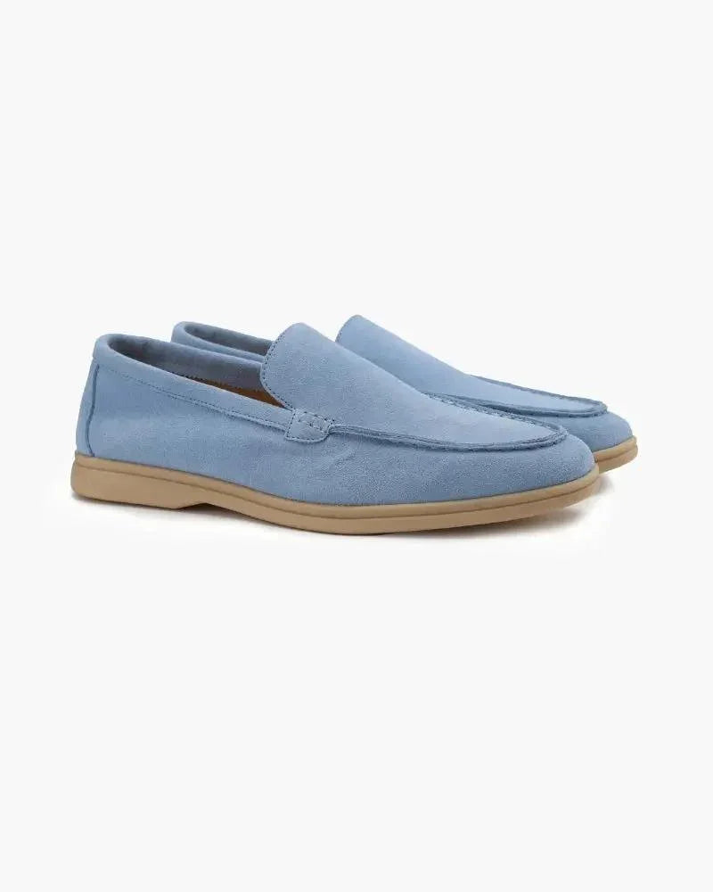 Chaussures mocassins en daim Old Money Premium Old Money, style élégant et classique, vue de face sur fond neutre.
