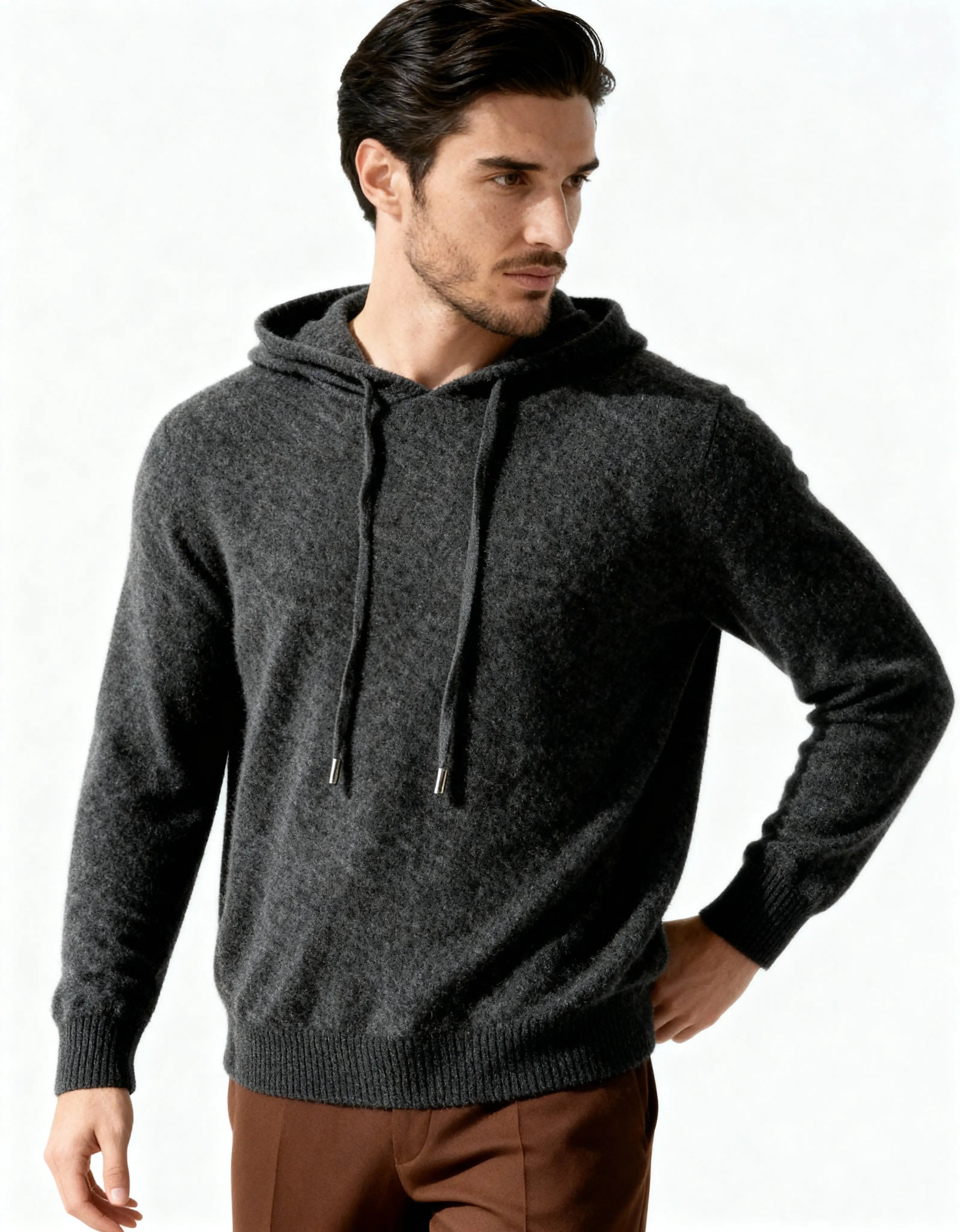 Hoodie en cachemire 100% Old Money, doux et élégant, vue de face avec capuche et manches longues.
