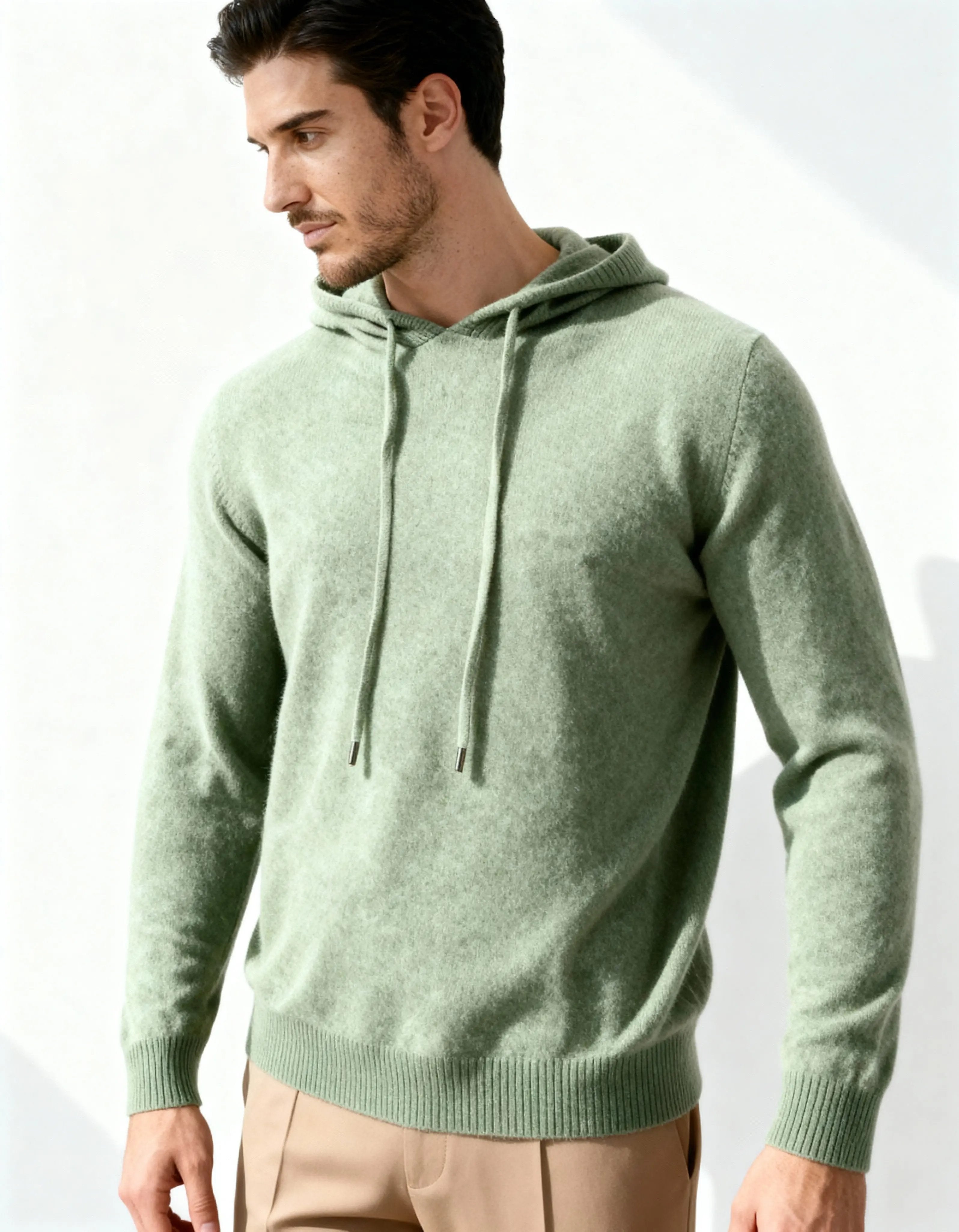 Sweat à capuche en cachemire 100% de la marque Old Money, doux et élégant, présenté sur un fond neutre.