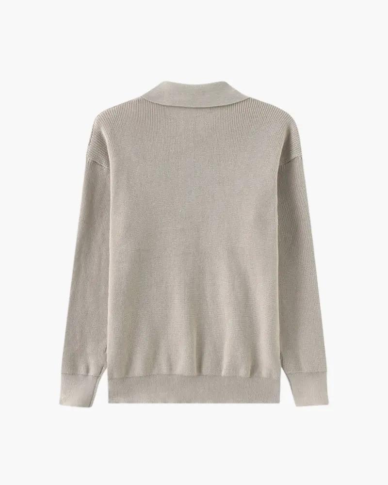 Pull en laine Old Money Cesare à demi-zip avec col, couleur neutre, porté sur un fond clair.