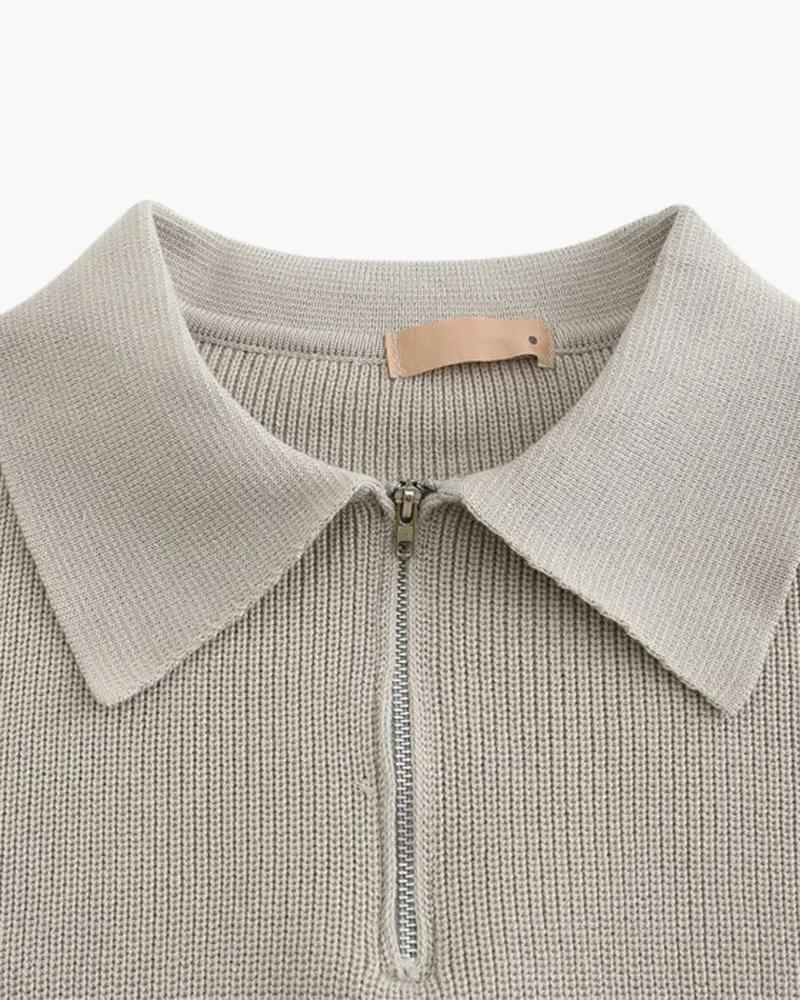 Pull à col façon demi-zip Old Money Cesare, pull-over en maille avec fermeture éclair, en gris clair, porté sur un mannequin.