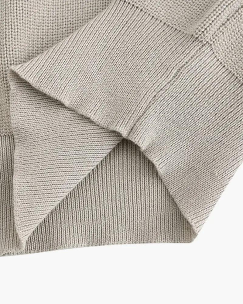 Pull en maille Old Money Cesare à demi-zip, col montant et coupe ajustée, en tissu doux gris clair.
