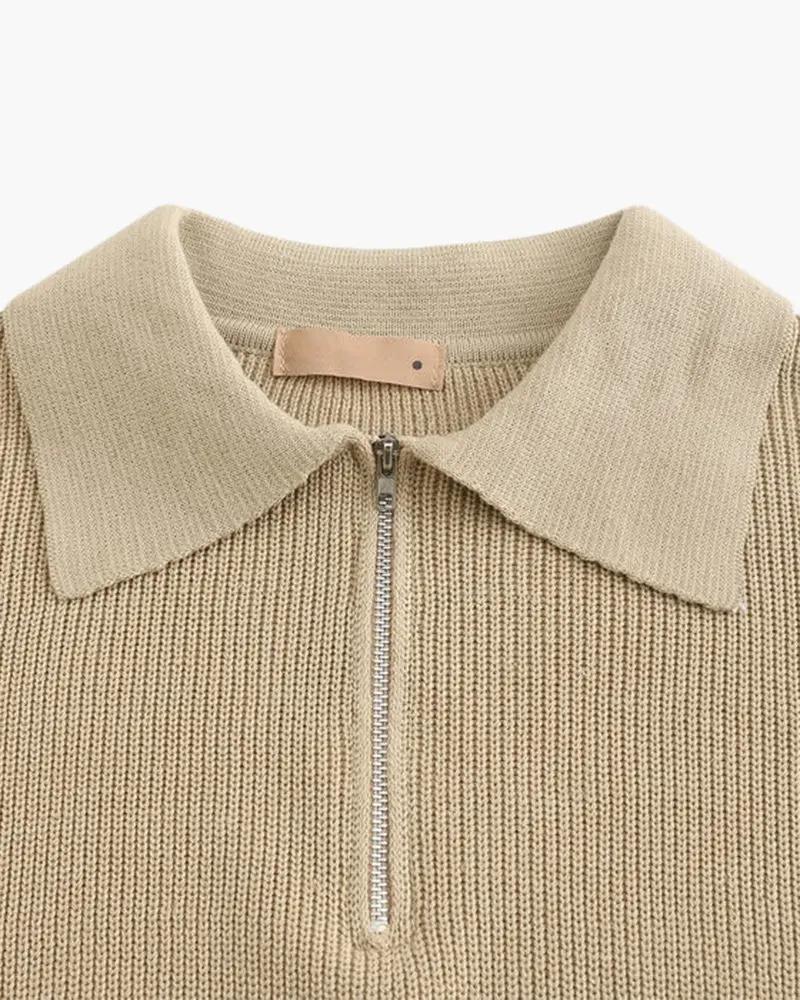 Pull à col montant Old Money Cesare avec fermeture éclair, en tissu doux, couleur gris clair, porté sur mannequin.