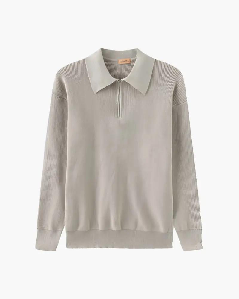 Pull à col ras du cou Old Money Cesare en gris avec fermeture éclair, en laine douce, porté par un mannequin.