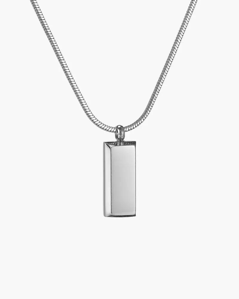Pendentif Axis Tag en argent de la marque Old Money, montre une plaque en forme de badge avec gravures.