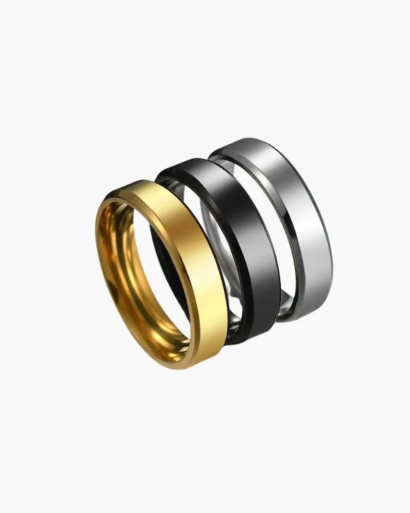 Bague en acier Trinity Steel de la marque Old Money, vue en gros plan, mettant en valeur sa finition élégante et son design moderne.