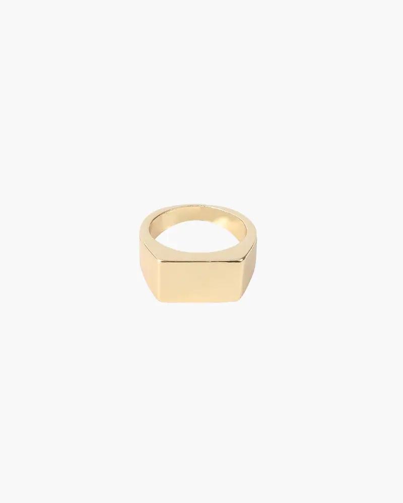 Bague Axis de Old Money en or avec design moderne, vue rapprochée sur le bijou porté sur un doigt.