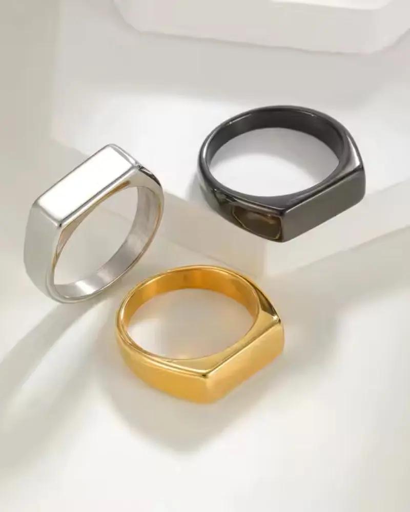 Bague Axis de la marque Old Money, anneau en métal avec design épuré et moderne, posé sur un fond neutre.