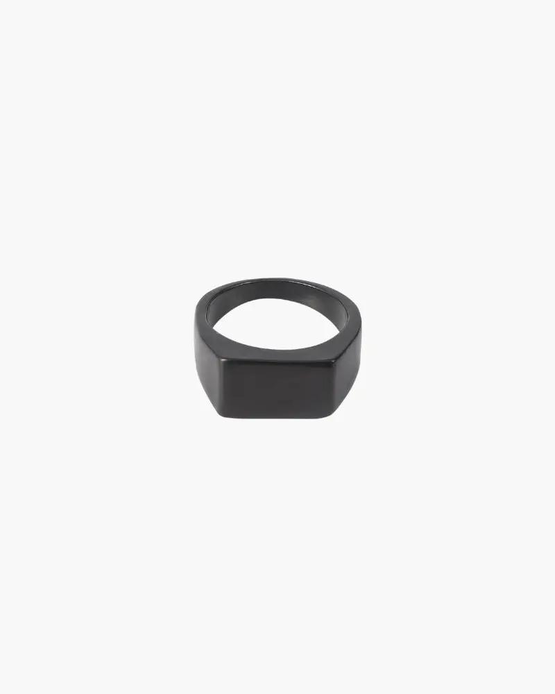 Bague Axis en argent de la marque Old Money, anneau élégant avec design moderne et finition brillante visible sur l'image.