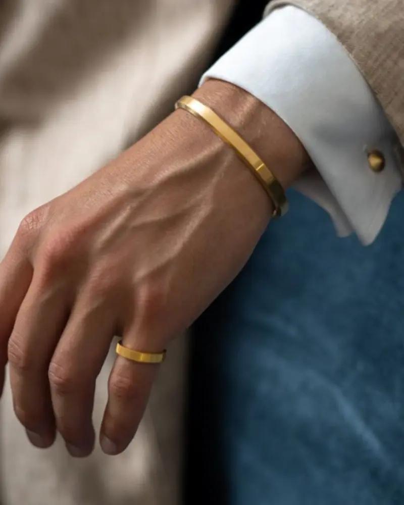 Bracelet manchette Core Cuff de la marque Old Money, en métal avec design élégant et moderne visible sur l'image.