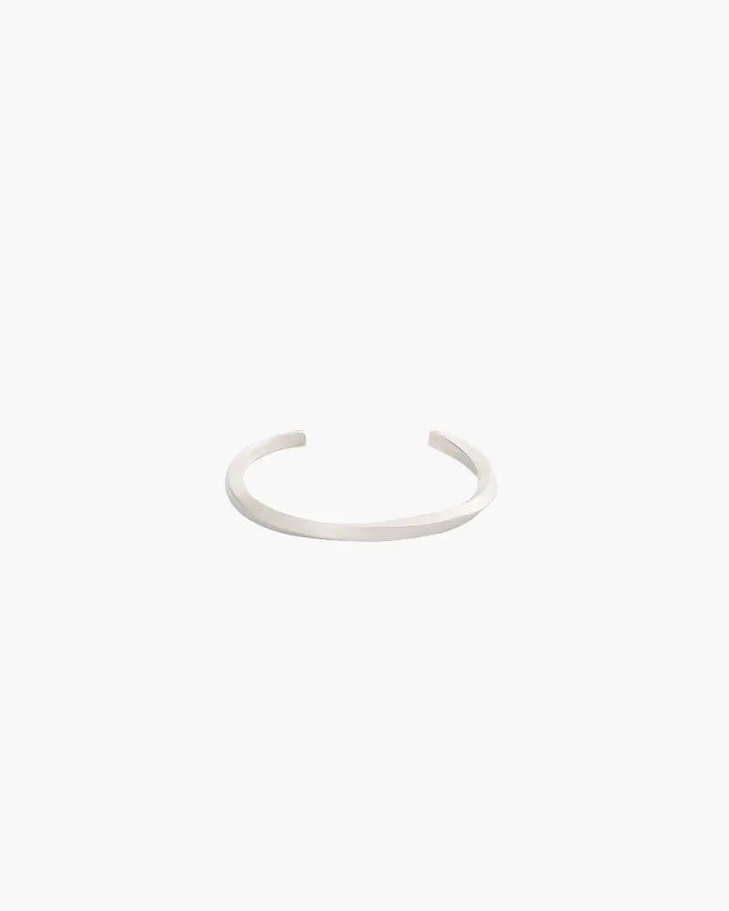 Bracelet manchette Core Cuff de la marque Old Money, en métal doré avec détails élégants et design moderne visible sur l'image.