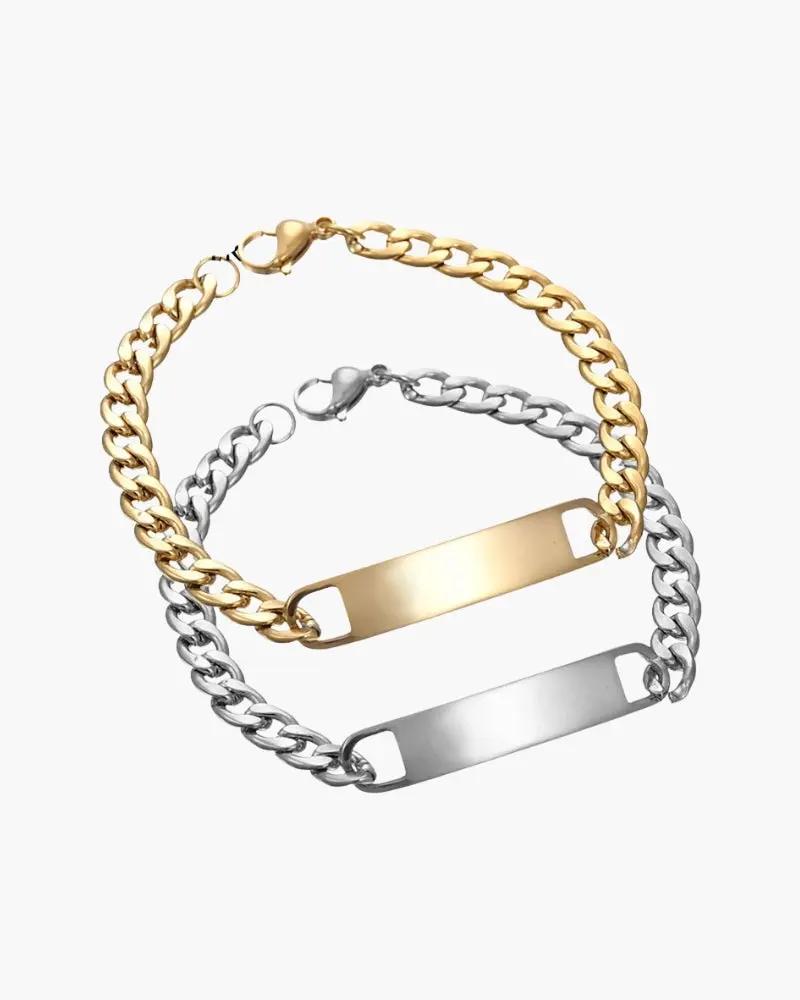 Bracelet chaîne signature Old Money en or, détail de la chaîne élégante et sophistiquée sur fond neutre.