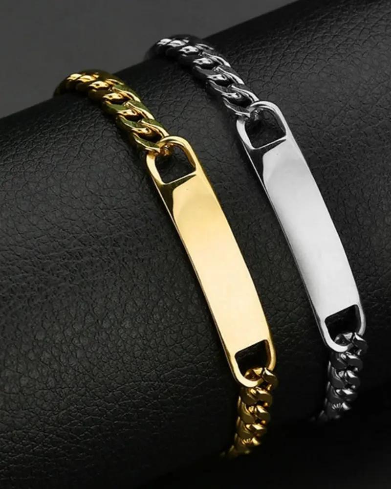 Bracelet chaîne signature Old Money en acier inoxydable, montrant la texture et la finition élégante du bijou.