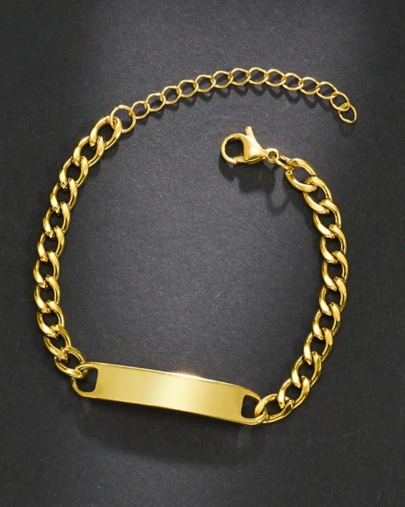 Bracelet chaîne signature Old Money en or, détail de la chaîne élégante et sophistiquée visible sur l'image.