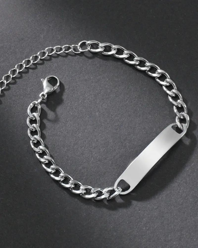 Bracelet chaîne signature Old Money en or, finition élégante et détails raffinés visibles sur l'image.
