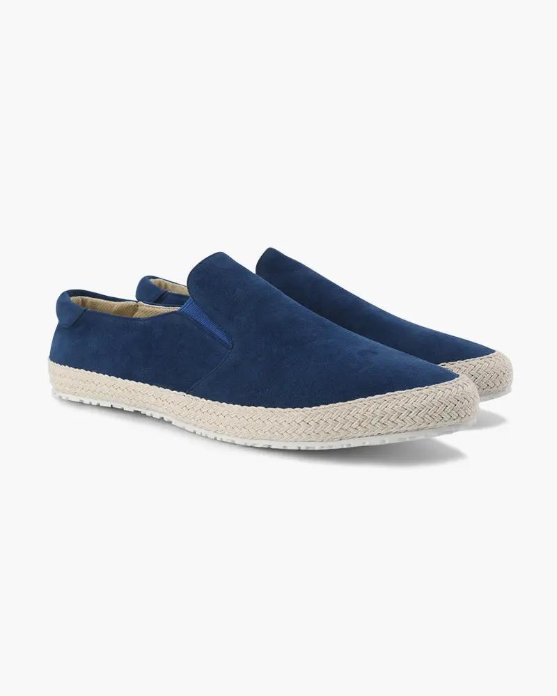 Chaussures en daim Old Money pour la ville, vue de côté, avec semelle en caoutchouc et design élégant pour un style urbain.