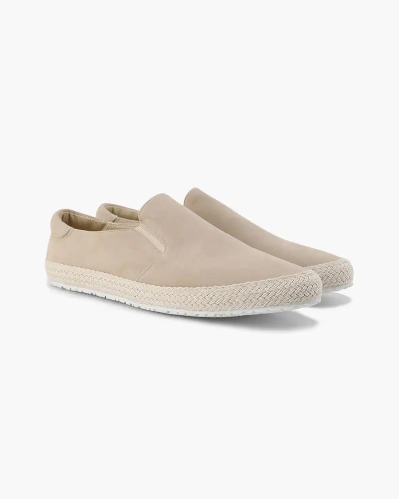 Chaussures de ville en daim Old Money, style élégant avec semelle en cuir, visibles en gros plan sur fond neutre.