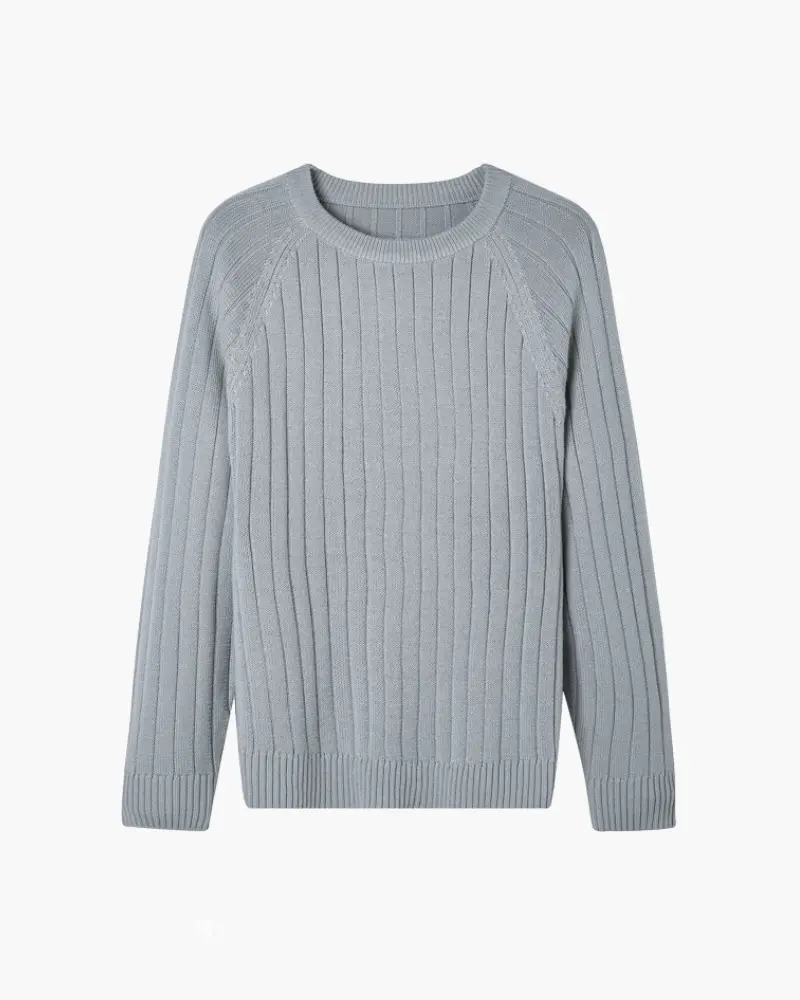 Pull en laine 100 % premium de la marque Old Money, doux et chaud, avec un col rond et une coupe classique visible sur l’image.