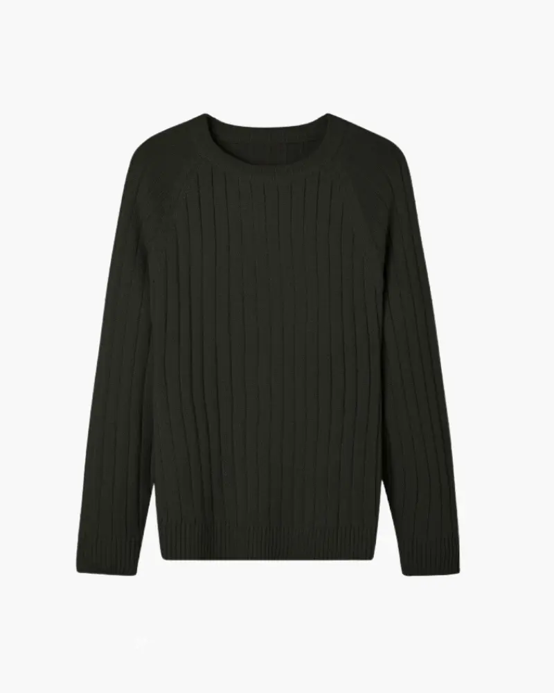 Pull en laine 100% premium de la marque Old Money, tranche classique avec col rond et texture douce visible.