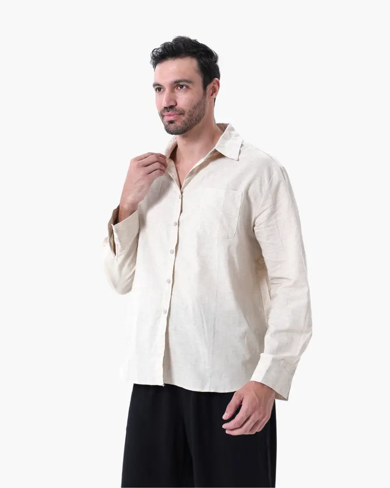 Tenue Old Money Linen Combo à manches longues, vêtement élégant en lin avec détails soignés, porté par un modèle.