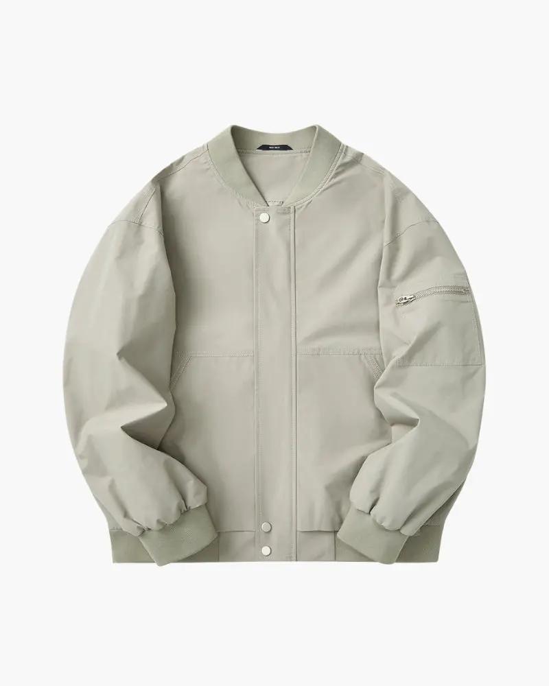 Blouson bomber minimaliste gris de la marque Old Money, ajusté avec col rond et poches latérales.
