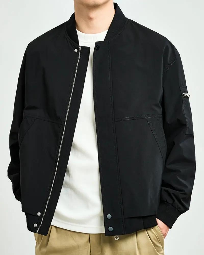 Veste bomber minimaliste de la marque Old Money, coupe épurée et design moderne, en tissu uni, vue de face sur fond neutre.
