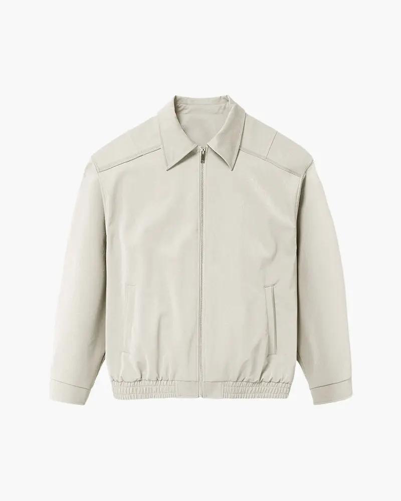 Veste minimaliste à zip de la marque Old Money, design épuré en tissu noir avec col montant et fermeture éclair visible.
