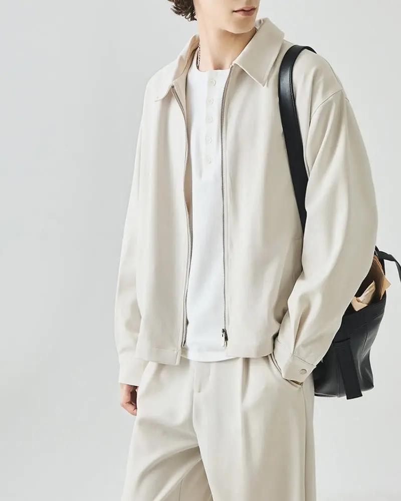 Veste zippée minimaliste Old Money, coupe épurée, en tissu noir avec col montant et fermeture éclair visible.