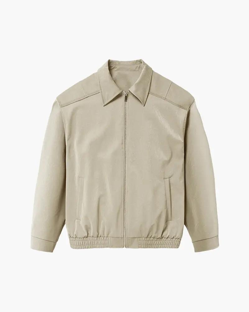 Veste zippée minimaliste Old Money en tissu uni, avec capuche et poignets élastiques, portée dans un style décontracté.
