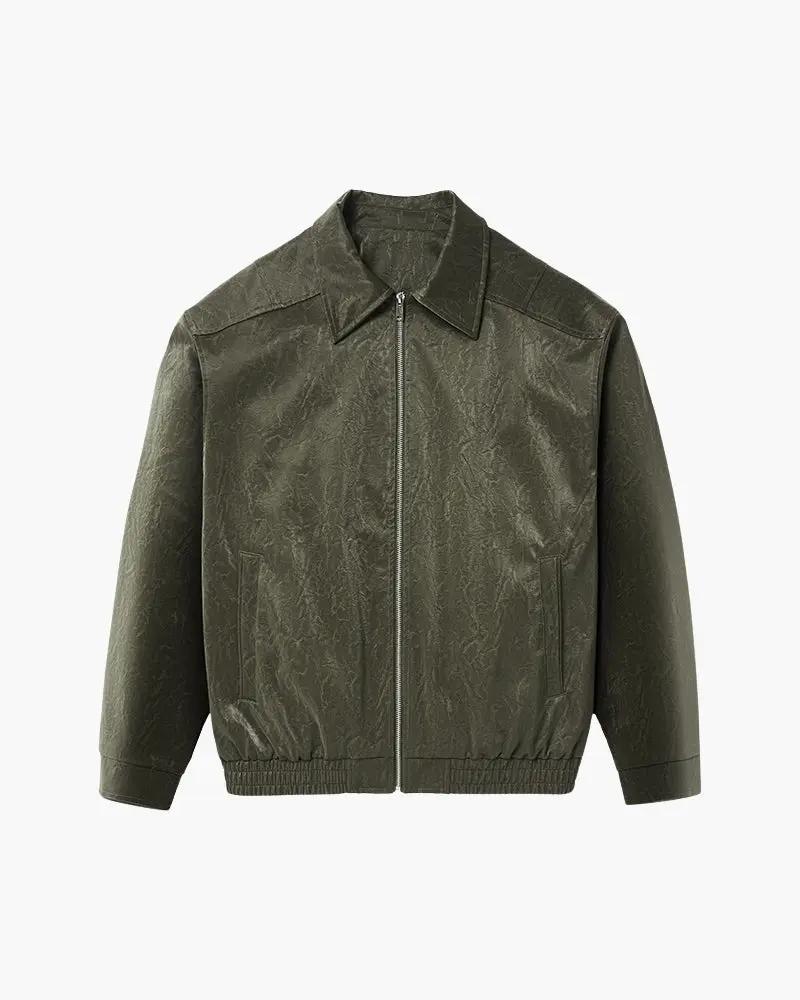 Veste zippée minimaliste Old Money en tissu doux, avec capuche et design épuré, portée en plein air.