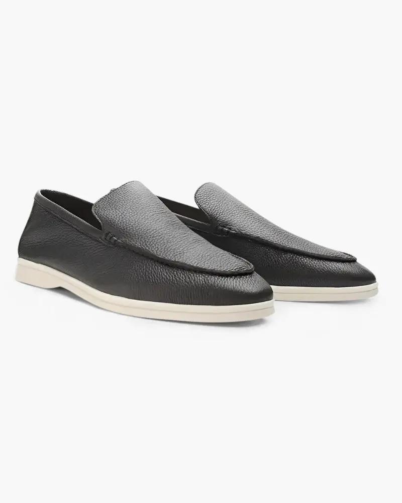 Mocassins en cuir de vachette Old Money, style classique, avec semelle en caoutchouc, montrés sous différents angles.