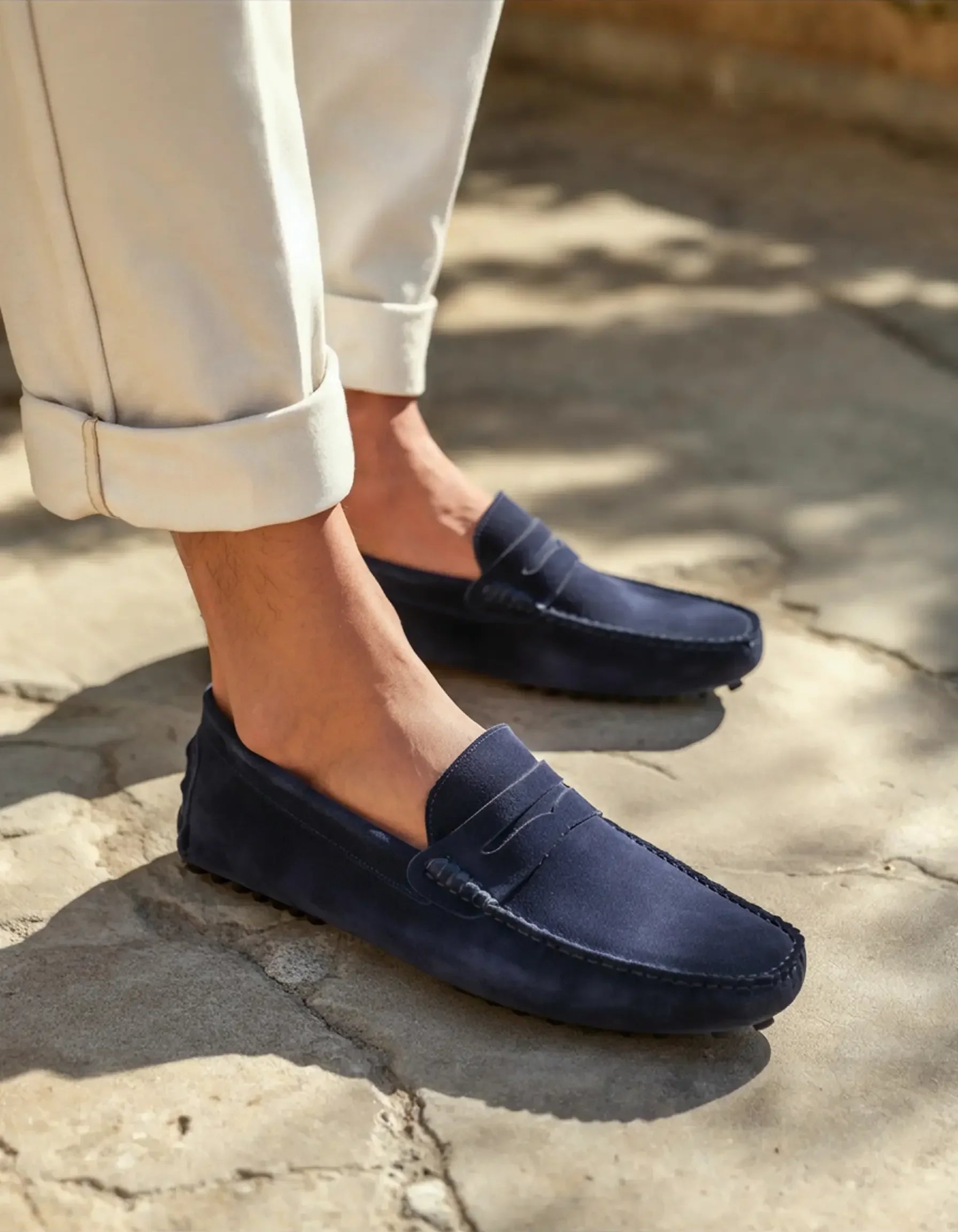 Mocassins Driver en daim Old Money, chaussure décontractée pour homme, vue de côté avec semelle en caoutchouc.