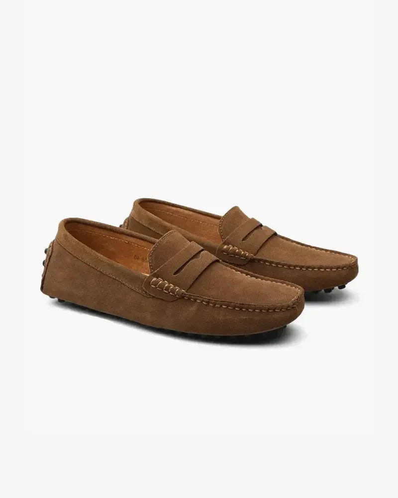Chaussures mocassins en daim Old Money pour conducteur, vue de face montrant leur design élégant et leur texture douce.