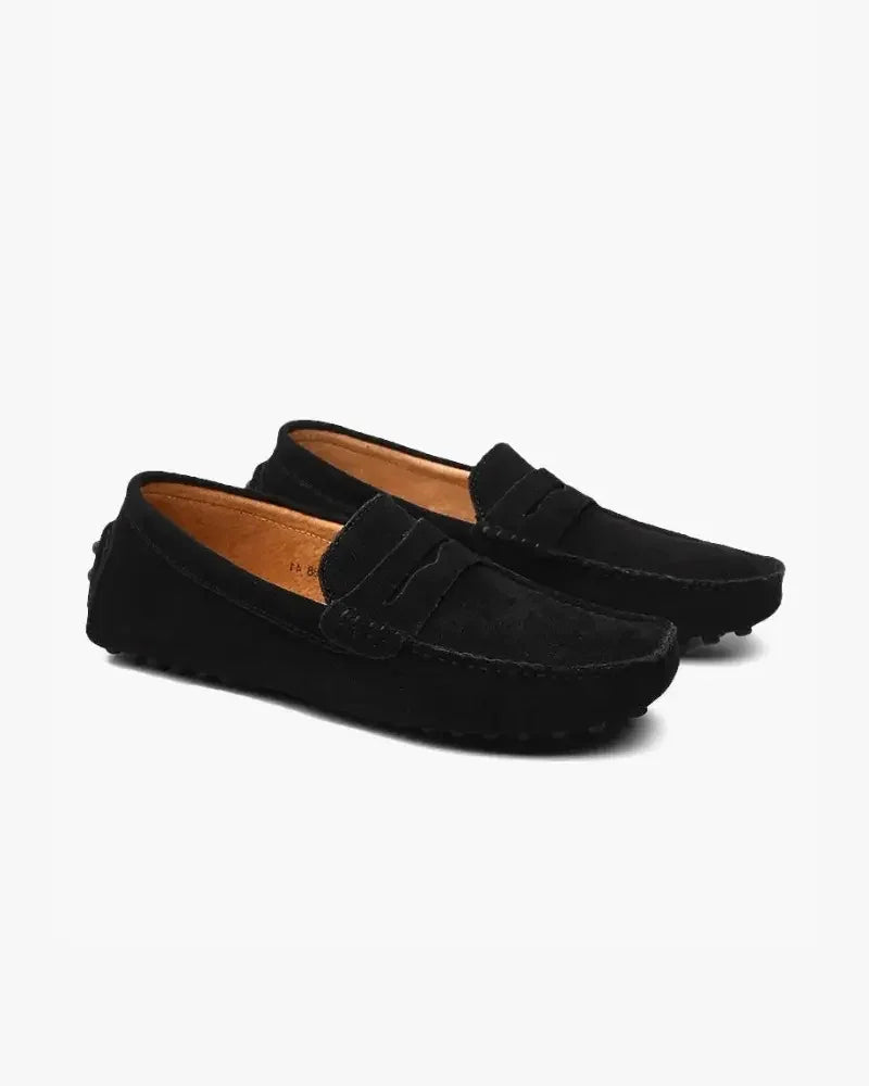 Mocassins en daim Old Money Driver Loafers marron avec semelle en caoutchouc, vue de côté sur fond neutre.