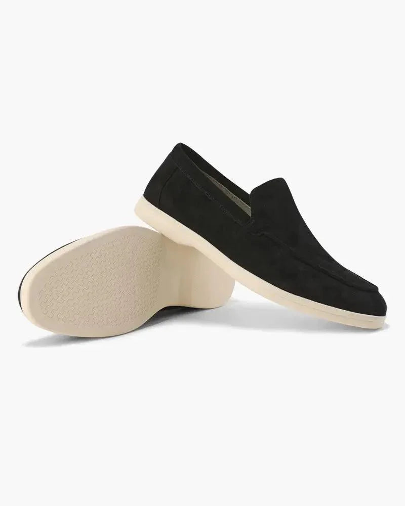 Chaussures mocassins en daim orange Old Money pour homme, style classique et confort élégant.