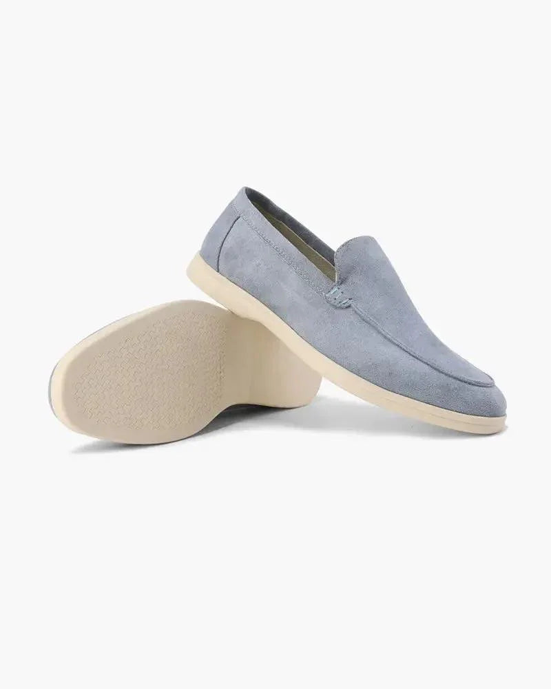 Mocassins en daim Old Money de couleur bleu brume, chaussures décontractées pour homme, vue en gros plan.