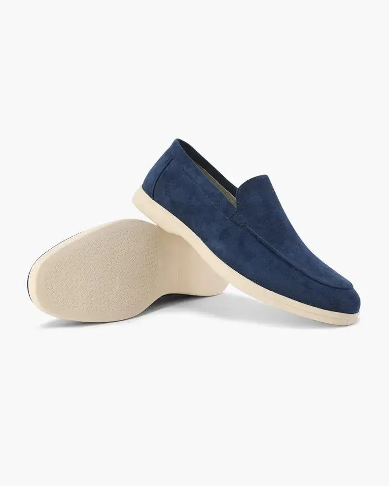 Mocassins en daim orange Old Money pour homme, détails élégants et finition soignée, chaussures classiques et confortables.