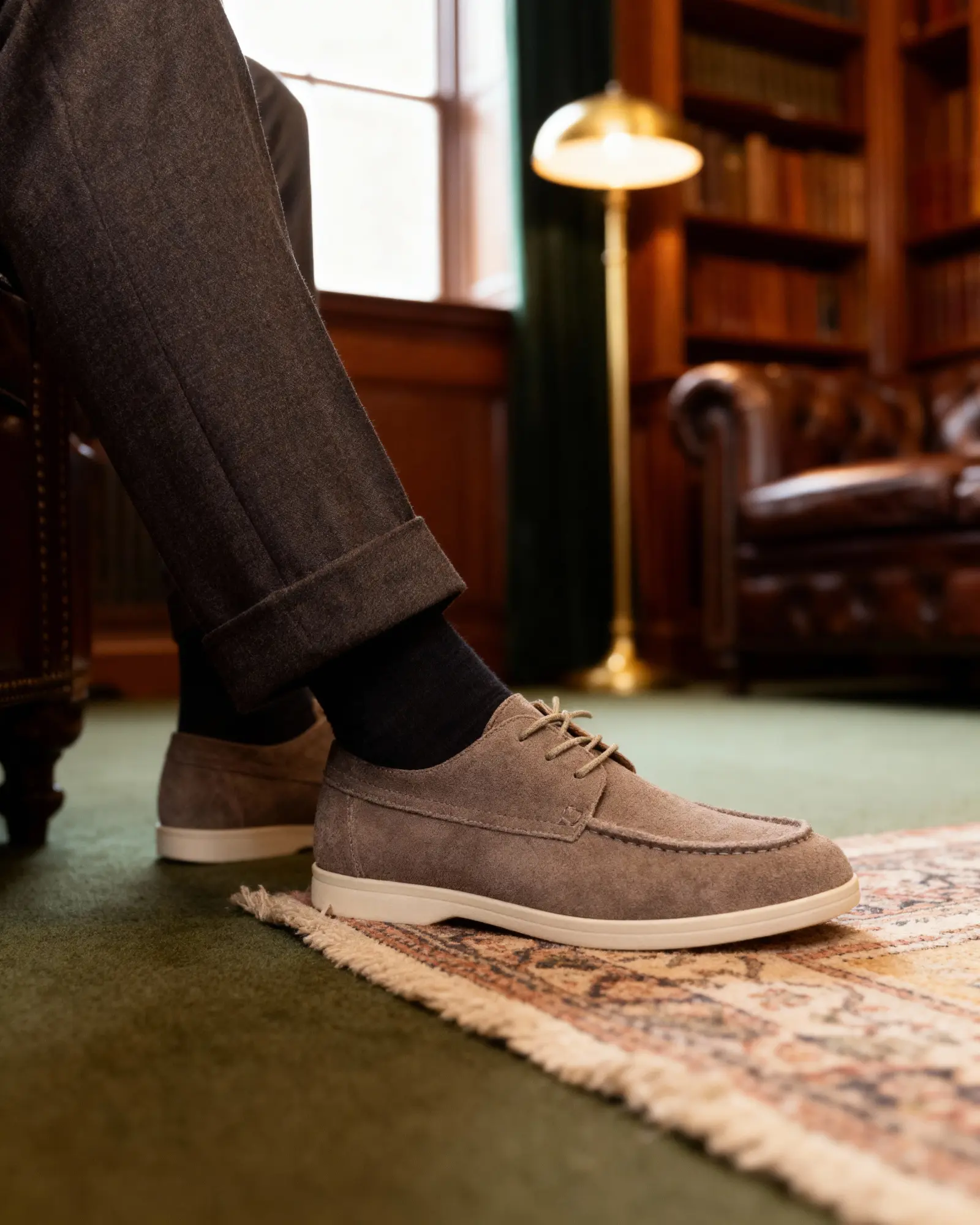 Chaussures en daim à lacets de marque Old Money avec finitions haut de gamme, vue de face sur un fond neutre.