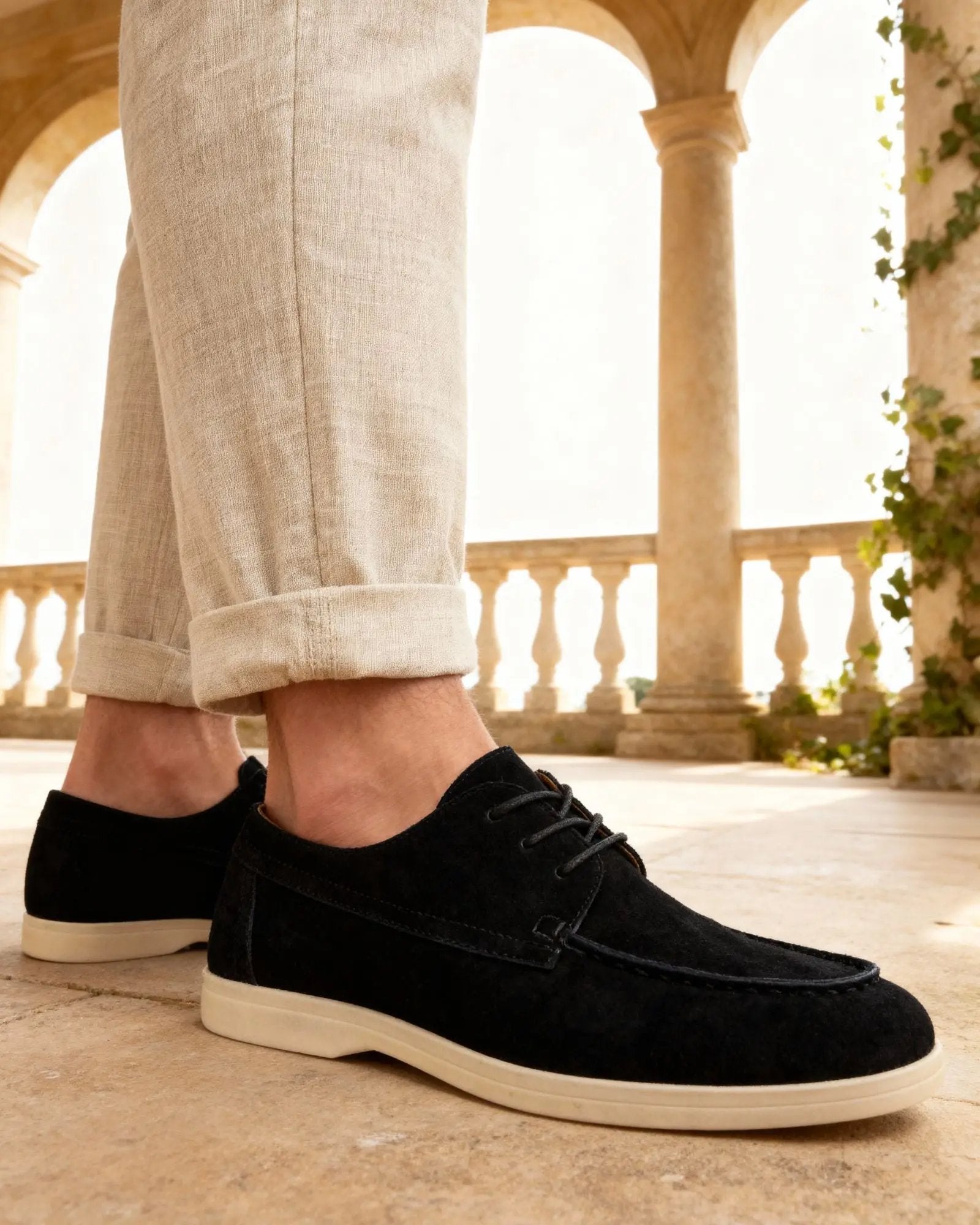 Chaussures en daim haut de gamme avec lacets, modèle Old Money, vues de face sur fond blanc.