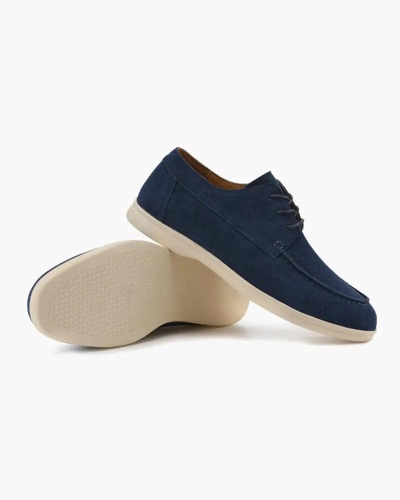 Chaussures en daim premium Old Money avec lacets, vue de face, mettant en valeur leur design élégant et leur texture douce.