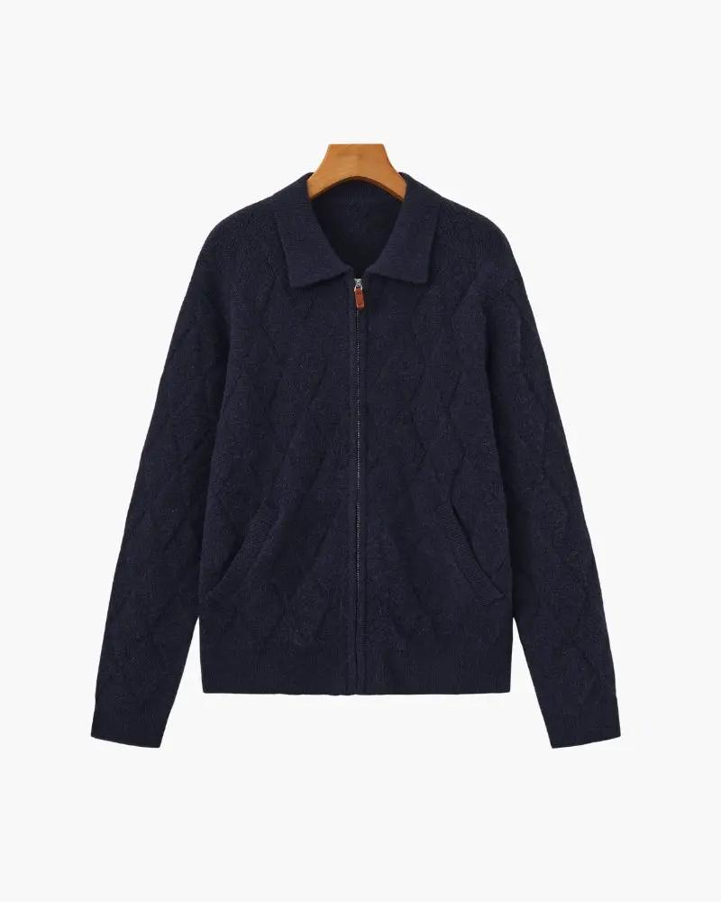 Cardigan en maille diamant Heritage de la marque Old Money, avec fermeture éclair, porté de face, en tissu doux et élégant.