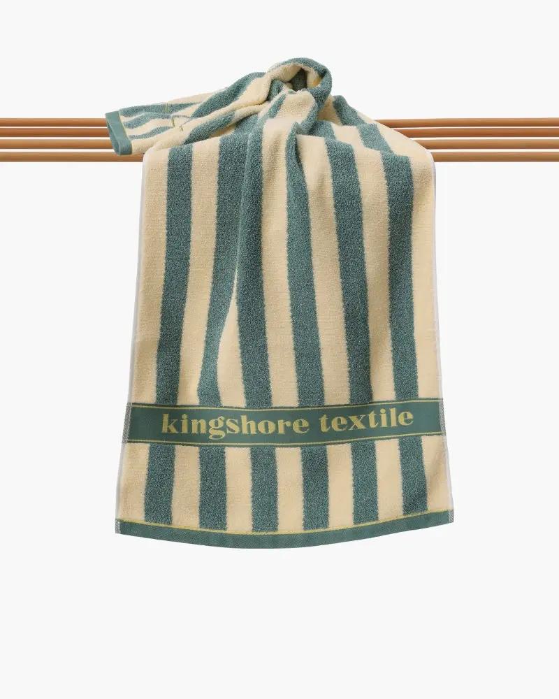 Serviette de main à rayures côtières Old Money, tissu absorbant avec motifs bleus et blancs, idéale pour la salle de bain.