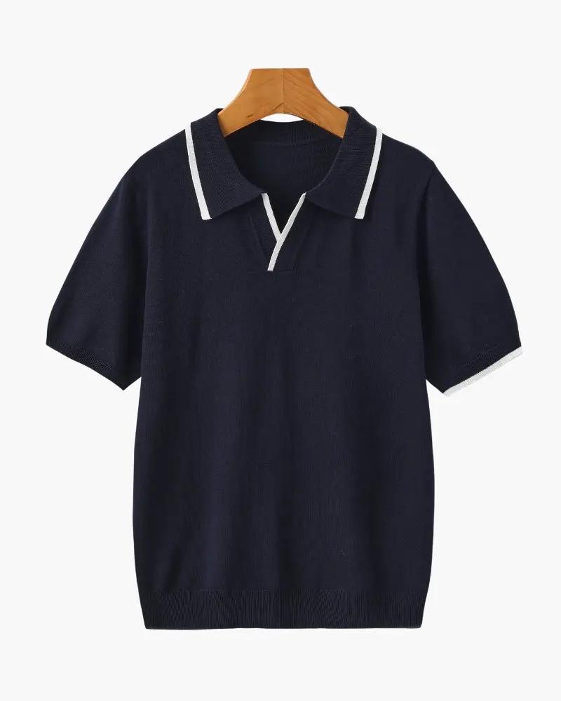 Polo Monaco Edge de la marque Old Money, chemise polo en tissu léger, couleur gris clair, détail de col et logo brodé.