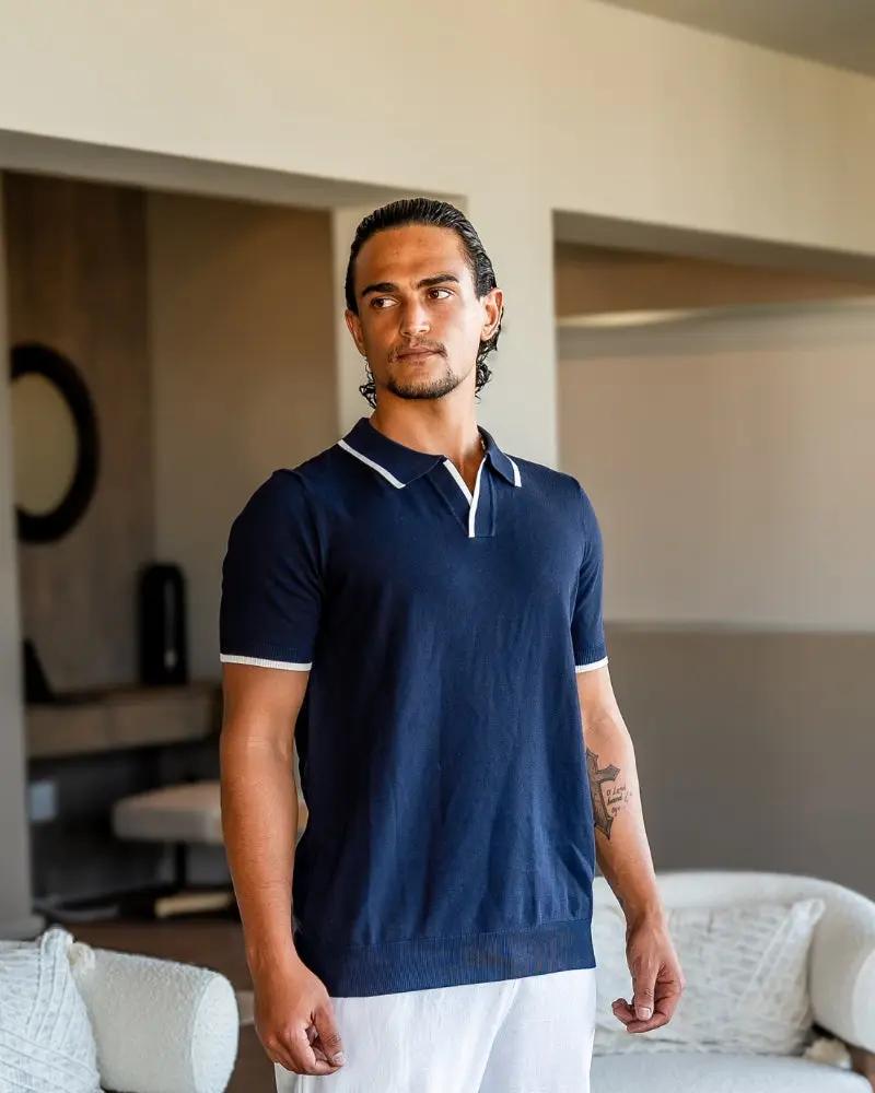 Polo Monaco Edge de la marque Old Money, en tissu léger avec col et boutons, porté sur mannequin blanc.